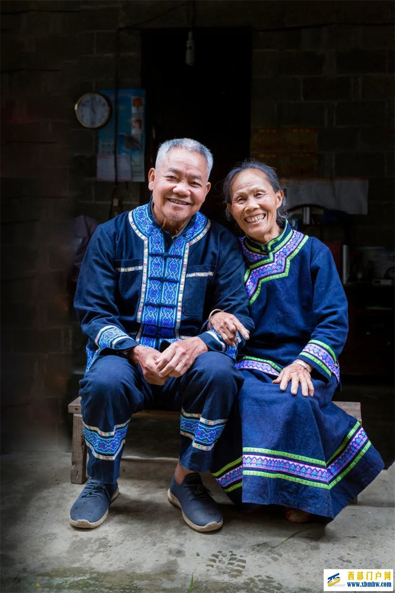 满屏都是爱!百色这个村免费为26对老人补拍结婚照(图1) 满屏都是爱!百色这个村免费为26对老人补拍结婚照(图1)