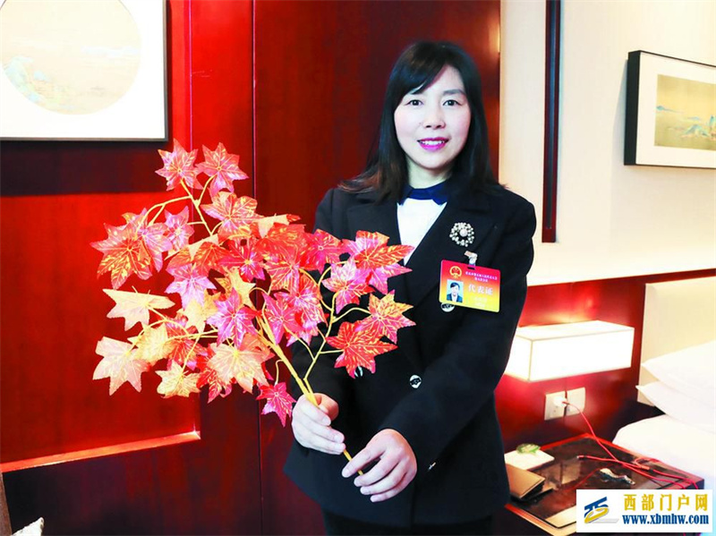 一片红叶看巫山发展“红似火”(图1) 一片红叶看巫山发展“红似火”(图1)