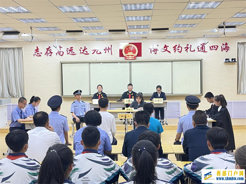 “模拟法庭”进校园金昌学子“沉浸式”普法新体验(图1) “模拟法庭”进校园金昌学子“沉浸式”普法新体验(图1)