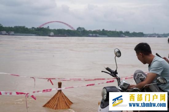 持续强降雨西江水位上涨广西平南县江岸凉亭被淹(图1) 持续强降雨西江水位上涨广西平南县江岸凉亭被淹(图1)