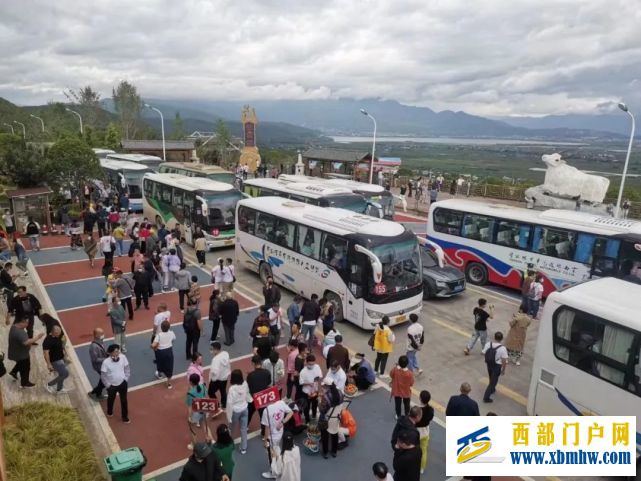 古城瞬时人数突破3万、雪山游客日均4000+,丽江旅游回暖?(图1) 古城瞬时人数突破3万、雪山游客日均4000+,丽江旅游回暖?(图1)