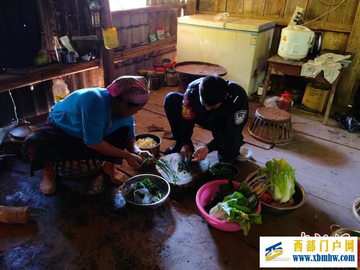 云南临沧:民警带着“厨房”入户走访(图1) 云南临沧:民警带着“厨房”入户走访(图1)
