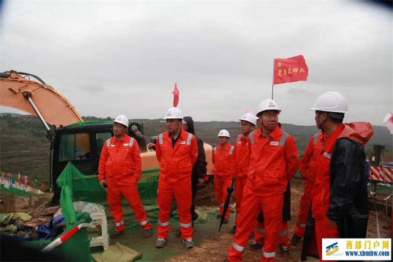 西南管道兰郑长滑坡治理工程改线特级动火作业完工(图1) 各级领导、部门负责人在施工现场靠前督战。.jpg