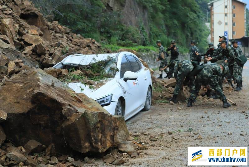 武警四川省总队雅安支队在雅安市宝兴县穆坪镇展开救援(图1) 武警四川省总队雅安支队在雅安市宝兴县穆坪镇展开救援(图1)