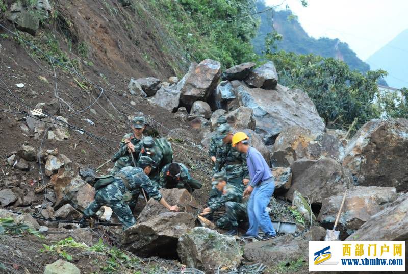 武警四川省总队雅安支队在雅安市宝兴县穆坪镇展开救援(图4) 武警四川省总队雅安支队在雅安市宝兴县穆坪镇展开救援(图4)