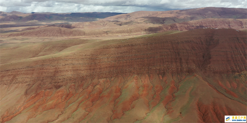 青海:长江源区冬布里山发现一处白垩纪地质景观(图1) 青海:长江源区冬布里山发现一处白垩纪地质景观(图1)