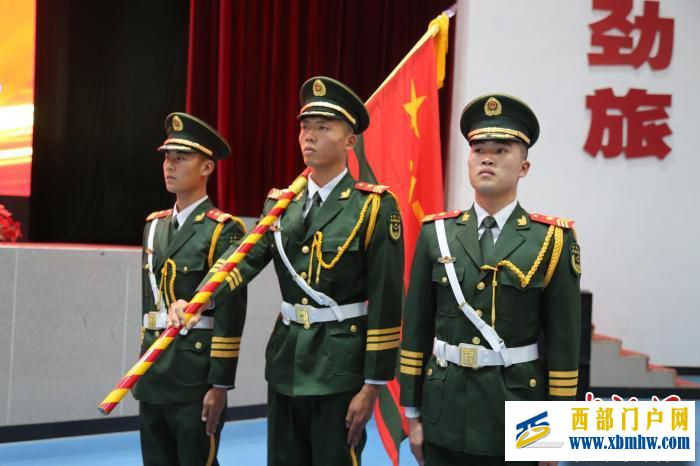 军旅“成人礼”武警青海总队1200余名新兵授衔(图1) 军旅“成人礼”武警青海总队1200余名新兵授衔(图1)