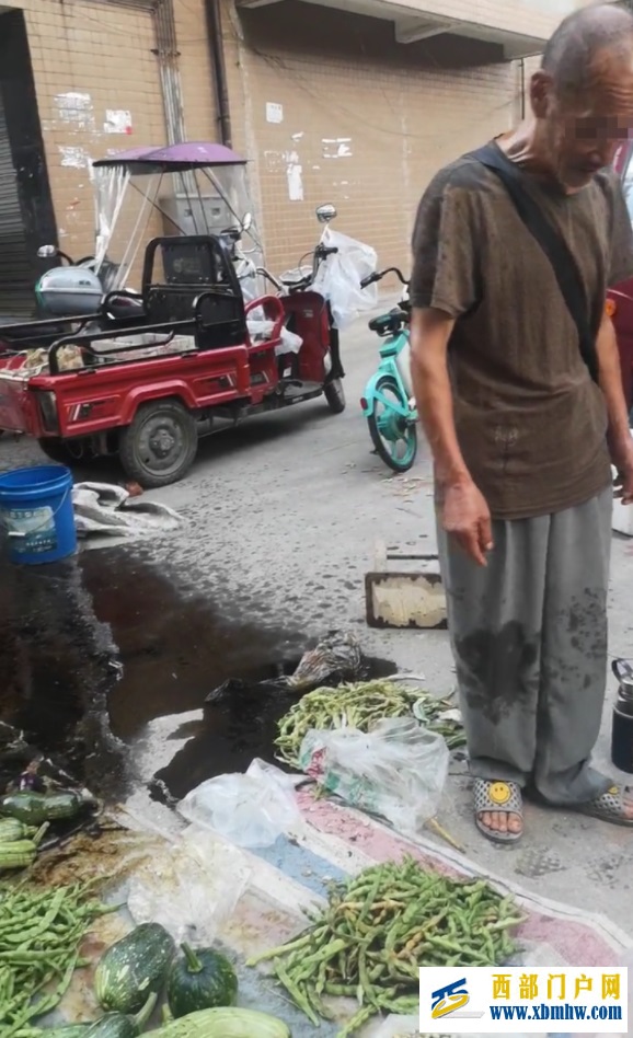 乐山摆摊老人被楼上住户泼机油,警方回应(图1) 乐山摆摊老人被楼上住户泼机油,警方回应(图1)