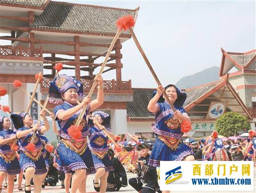 广西河池:“红”“绿”相映绘新景(图1) 广西河池:“红”“绿”相映绘新景(图1)