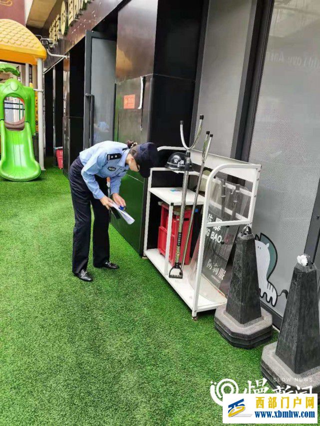 “六一”将至南岸警方为小朋友送平安(图1) “六一”将至南岸警方为小朋友送平安(图1)