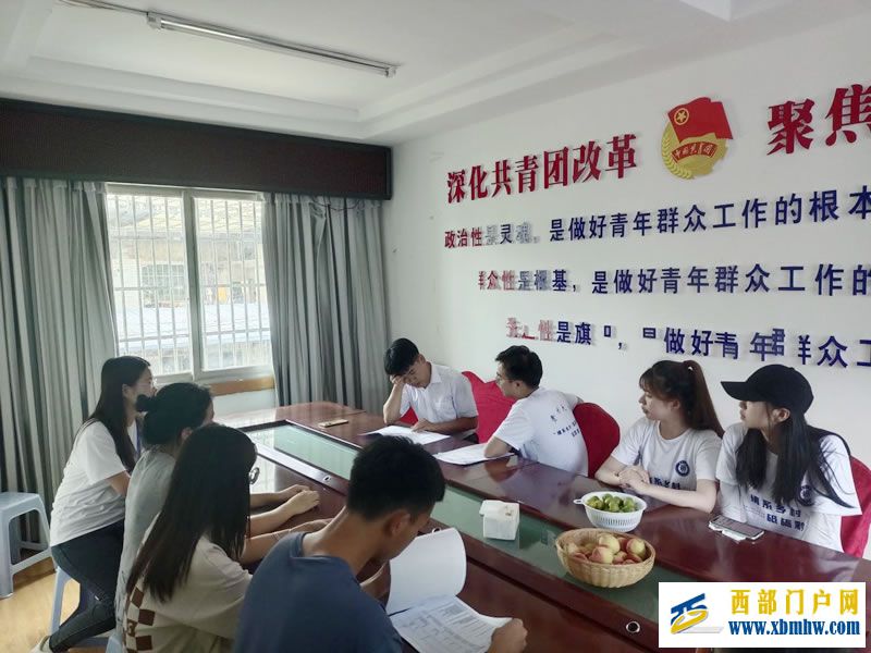 团县委副书记田逸鸿认真审阅此次活动方案并同实践团成员代表亲切交流 团县委副书记田逸鸿认真审阅此次活动方案并同实践团成员代表亲切交流