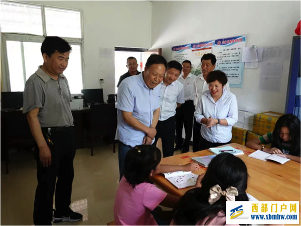 暑假,凉山的这个村来了一群关爱小朋友的大朋友(图1) 暑假,凉山的这个村来了一群关爱小朋友的大朋友(图1)