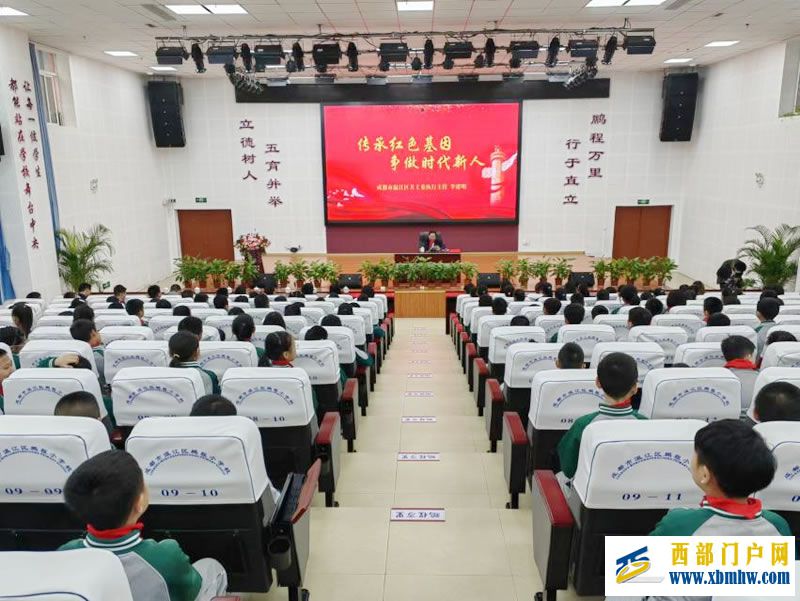 图为李建明为师生作宣讲报告 图为李建明为师生作宣讲报告