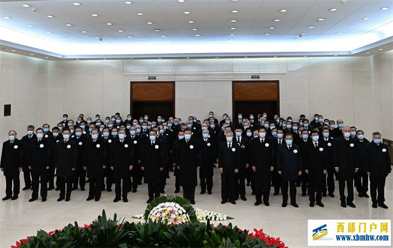 习近平等党和国家领导同志到医院为江泽民同志送别并护送遗体到八宝山火化(图3) 习近平等党和国家领导同志到医院为江泽民同志送别并护送遗体到八宝山火化(图3)