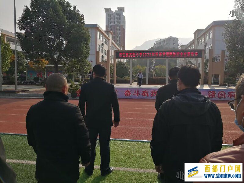 印江县实验小学开展网络安全教育主题活动(图1) 国旗下讲话.jpg