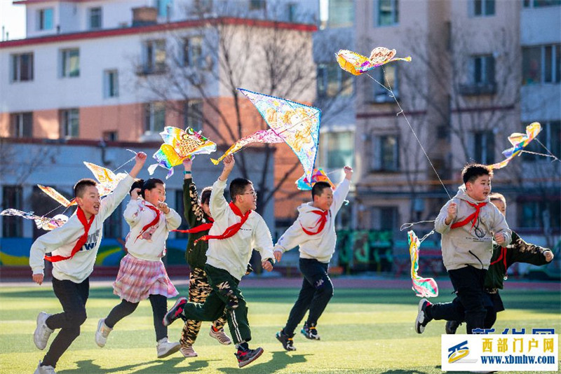 呼和浩特:春风入画纸鸢飞(图1) 呼和浩特:春风入画纸鸢飞(图1)