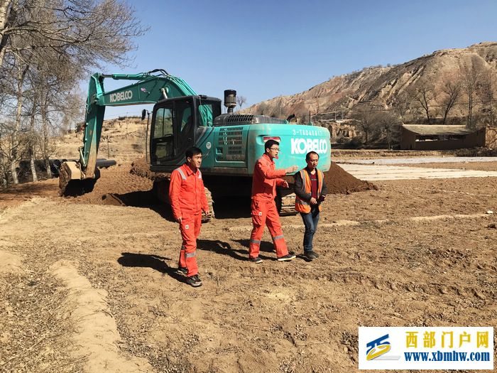 国网兰州输油气分公司:抓牢春耕管道安全“主动权”(图2) 与第三方施工单位开展现场联合勘查,告知管道走向及埋深信息。石建强 摄.jpg