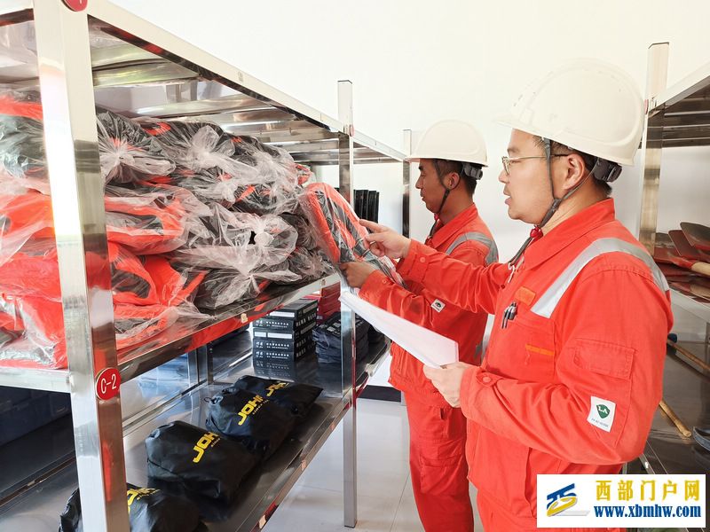 国家管网兰州输油气分公司:念好“五字诀”扎实推进汛前准备(图2) 基层作业区及时排查防汛物资的有效性,核查物资质量数量、测试防汛设备性能。.jpg