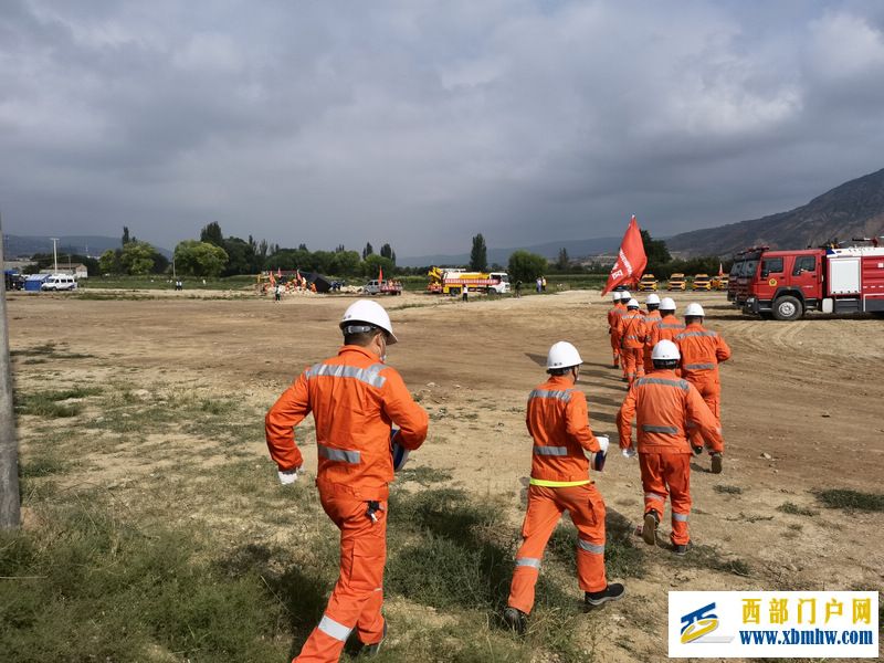 国家管网兰州输油气分公司:念好“五字诀”扎实推进汛前准备(图3) 基层作业区开展应急实战拉练,检验各环节的衔接熟练程度和各小组的应急反应。1.jpg