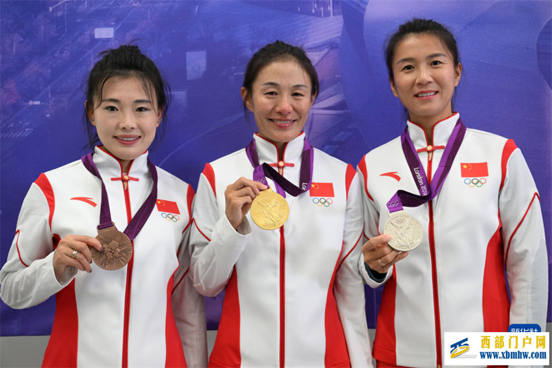 泪水下的荣光——切阳什姐载誉归乡记(图2) 泪水下的荣光——切阳什姐载誉归乡记(图2)