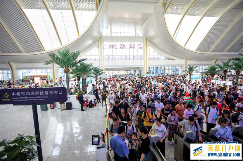 中老铁路跨境旅客发送量突破10万人次(图2) 中老铁路跨境旅客发送量突破10万人次(图2)