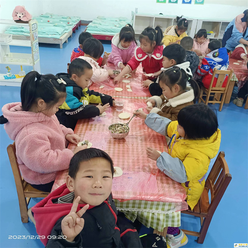 刀坝镇中心幼儿园“团圆饺子贺元旦”(图2) 微信图片_20240103084422.jpg