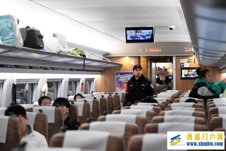 银川铁警提前谋划应对节后返程客流高峰(图1) 银川铁警提前谋划应对节后返程客流高峰(图1)
