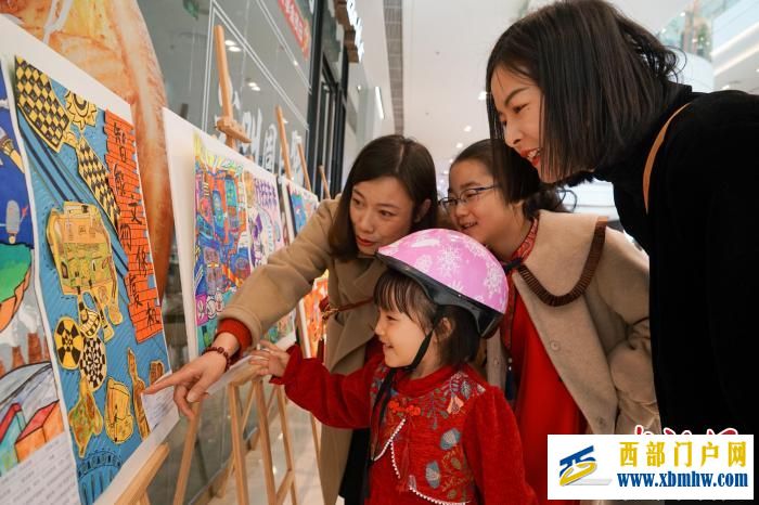 青海西宁:科技创新比赛 青少年观“AI”做手工“画”科学(图1) 青海西宁:科技创新比赛青少年观“AI”做手工“画”科学