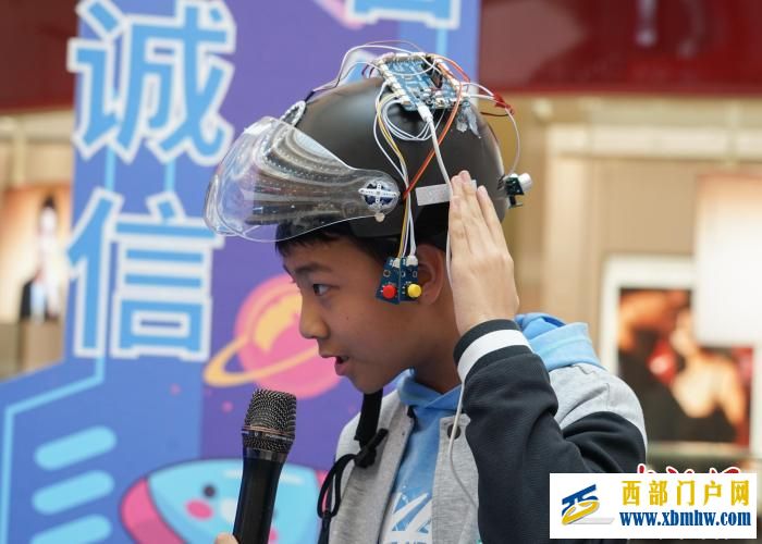 青海西宁:科技创新比赛 青少年观“AI”做手工“画”科学(图4) 青海西宁:科技创新比赛 青少年观“AI”做手工“画”科学(图4)