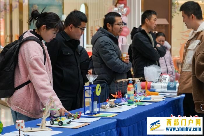 青海西宁:科技创新比赛 青少年观“AI”做手工“画”科学(图8) 青海西宁:科技创新比赛 青少年观“AI”做手工“画”科学(图8)
