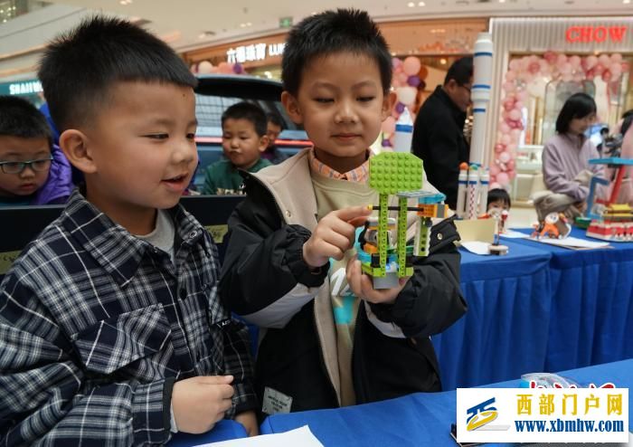 青海西宁:科技创新比赛 青少年观“AI”做手工“画”科学(图7) 青海西宁:科技创新比赛 青少年观“AI”做手工“画”科学(图7)