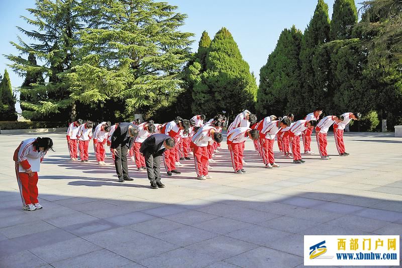 陕西师生开展2024年清明节活动(图7) b2fbdd3492ca13a7abf4004a6aece996_14-43-49-51-1.jpg