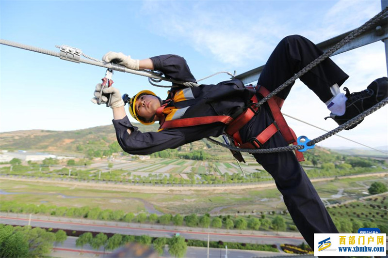 兰渝铁路甘肃段集中修加紧作业(图1) 兰渝铁路甘肃段集中修加紧作业(图1)