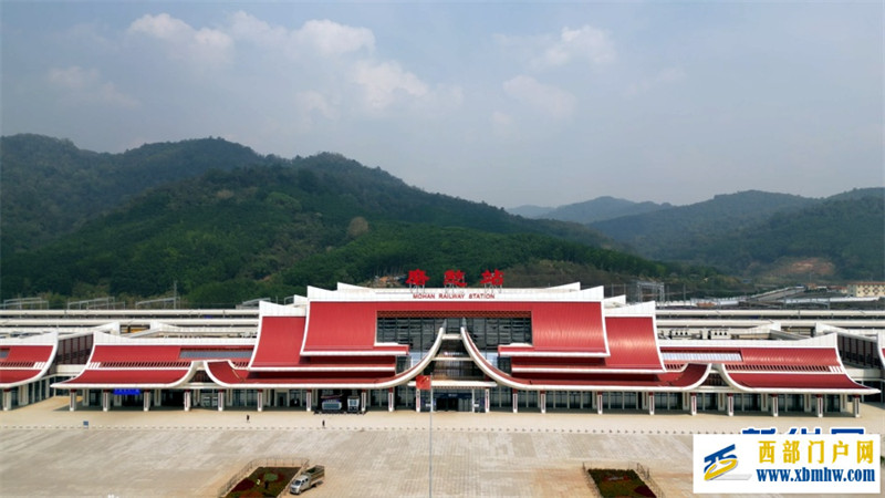 乘中老铁路一路南行 看边陲小镇换新颜(图1) 乘中老铁路一路南行 看边陲小镇换新颜(图1)