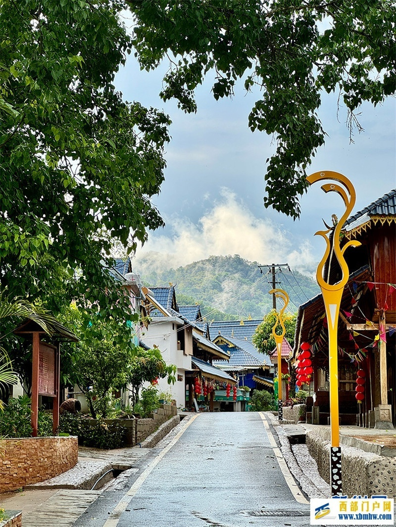 乘中老铁路一路南行 看边陲小镇换新颜(图2) 乘中老铁路一路南行 看边陲小镇换新颜(图2)