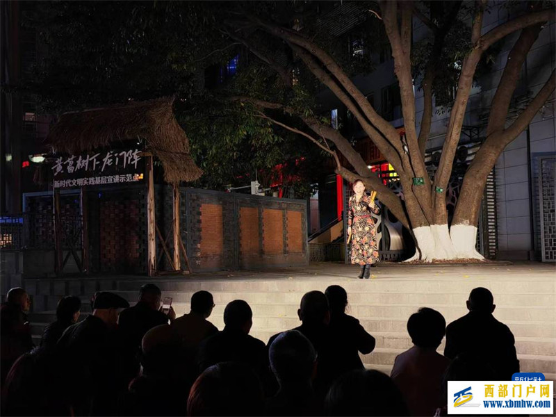 黄葛古树下摆起新“龙门阵”(图1) 黄葛古树下摆起新“龙门阵”(图1)