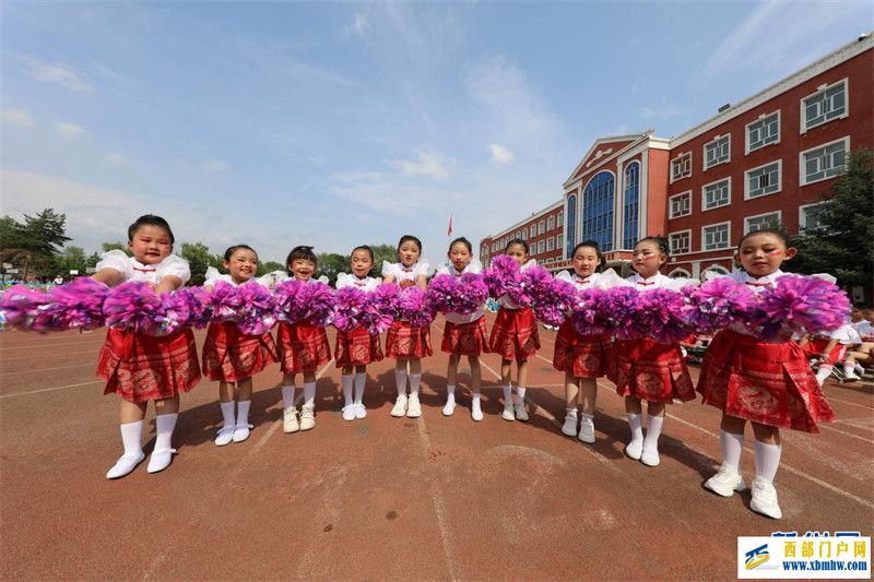 内蒙古扎兰屯:校园啦啦操 快乐舞起来(图4) 内蒙古扎兰屯:校园啦啦操 快乐舞起来(图4)