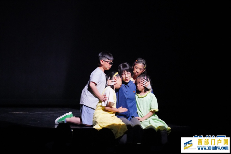 致敬“燃灯校长”张桂梅 音乐剧《绽放》在云南昆明上演(图2) 致敬“燃灯校长”张桂梅 音乐剧《绽放》在云南昆明上演(图2)