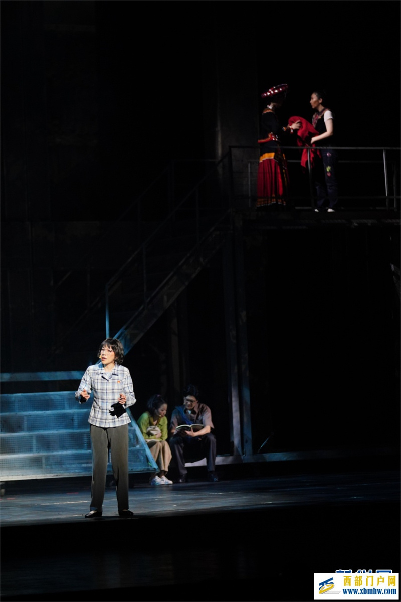 致敬“燃灯校长”张桂梅 音乐剧《绽放》在云南昆明上演(图3) 致敬“燃灯校长”张桂梅 音乐剧《绽放》在云南昆明上演(图3)