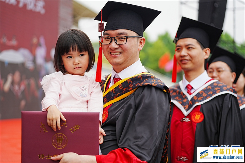 贵州大学2024届毕业典礼举行(图12) 贵州大学2024届毕业典礼举行(图12)