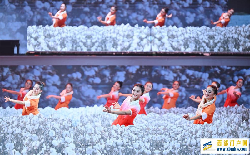 庆祝新疆生产建设兵团成立70周年文艺晚会在乌鲁木齐举行(图4) 庆祝新疆生产建设兵团成立70周年文艺晚会在乌鲁木齐举行(图4)