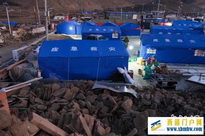 西藏定日震后首个清晨:热气腾腾的帐中孩童安睡(图2) 西藏定日震后首个清晨:热气腾腾的帐中孩童安睡(图2)