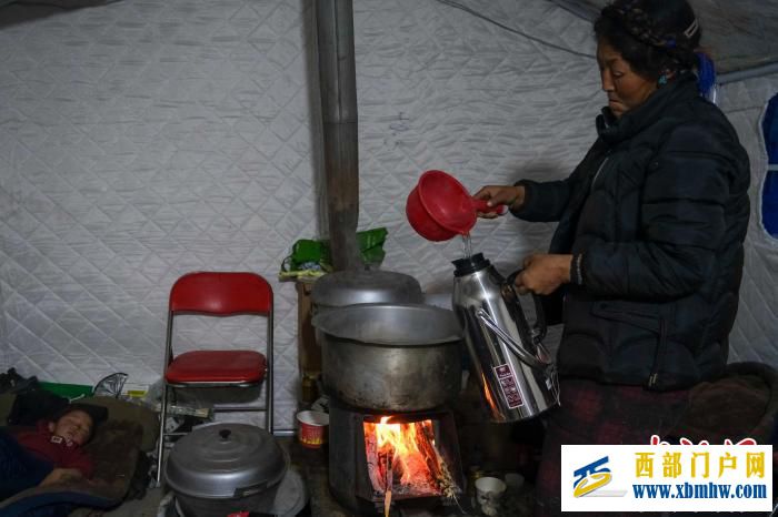 西藏定日震后首个清晨:热气腾腾的帐中孩童安睡(图1) 西藏定日震后首个清晨:热气腾腾的帐中孩童安睡(图1)