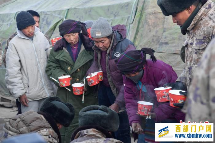 西藏定日震后首个清晨:热气腾腾的帐中孩童安睡(图3) 西藏定日震后首个清晨:热气腾腾的帐中孩童安睡(图3)