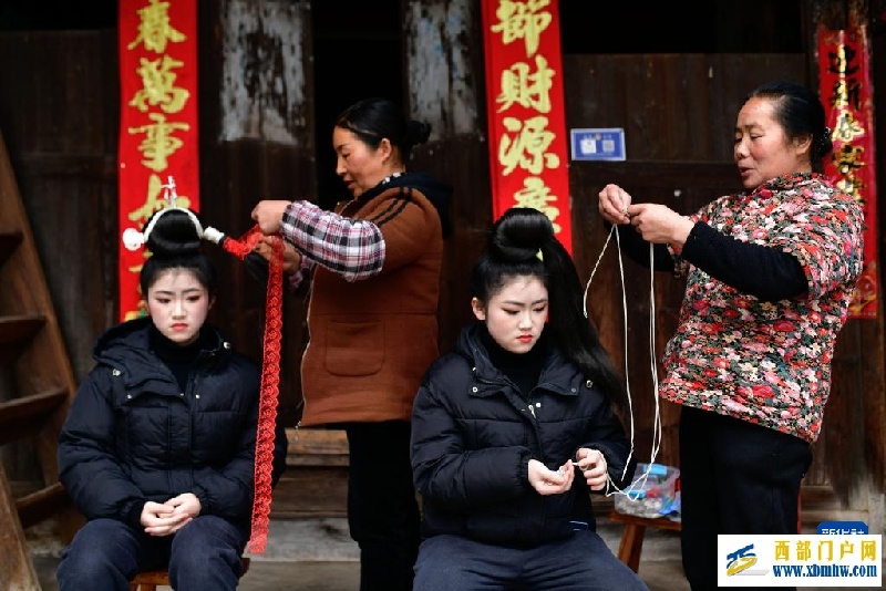 两对苗族双胞胎姐妹共赴“甘囊香”(图3) 两对苗族双胞胎姐妹共赴“甘囊香”(图3)
