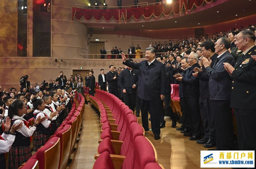 习近平观看庆祝西藏自治区成立60周年文艺晚会《雪域欢歌》(图2) 7b45d4a77f17c21625efa9ed0d837625_jG5HXK7b6PyWiFG6.jpeg