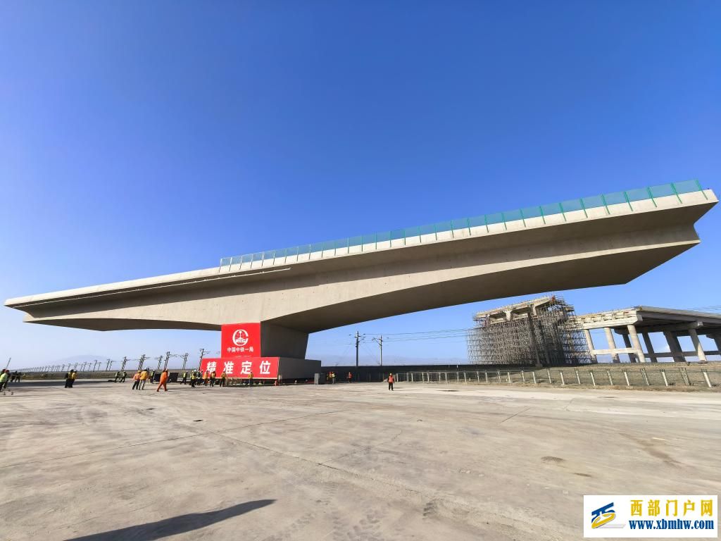 两万吨“巨无霸”凌空“转身” 新疆百里风区上演“空中芭蕾”(图1)