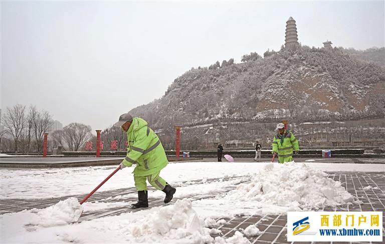 陕西多地出现小到中雪天气 多地除雪除冰保畅通(图1)