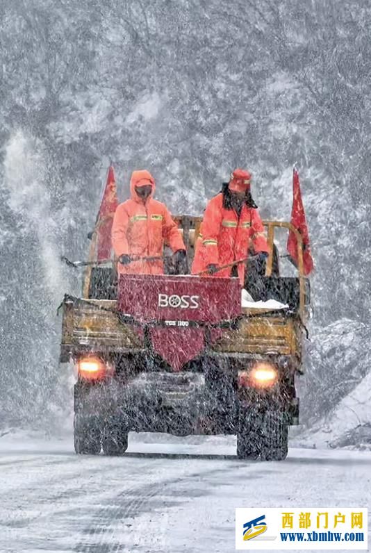 陕西多地出现小到中雪天气 多地除雪除冰保畅通(图2)
