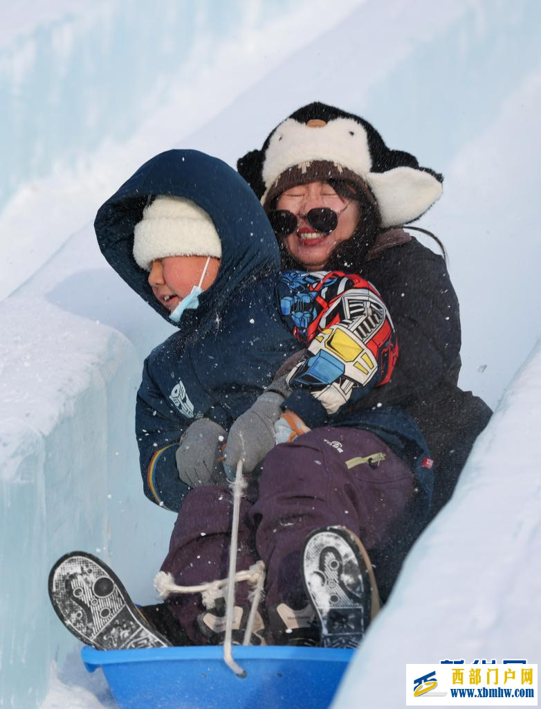 呼伦贝尔“绒绒雪世界”开园迎客(图2)